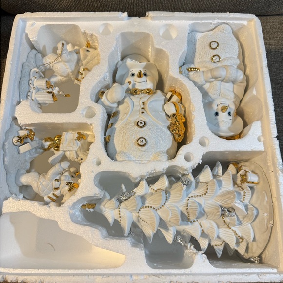 Grandeur Noel Porcelain Snowman Family year 2000 Collectors Edition White/Gold - Picture 2 of 8
